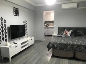 Lovely studio in excellent central location 1 min walk to beach with air/con